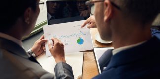 Los consumidores españoles lideran la demanda de agentes de IA responsables y transparentes, destacando su elevado valor para optimizar decisiones financieras